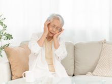 【老人性うつ】一人暮らしは要注意｜特徴や発症・悪化を防ぐ方法とは