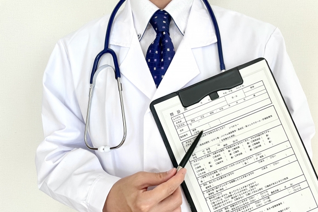 パーキンソン病の原因とは?代表的な症状と日常生活での対処法