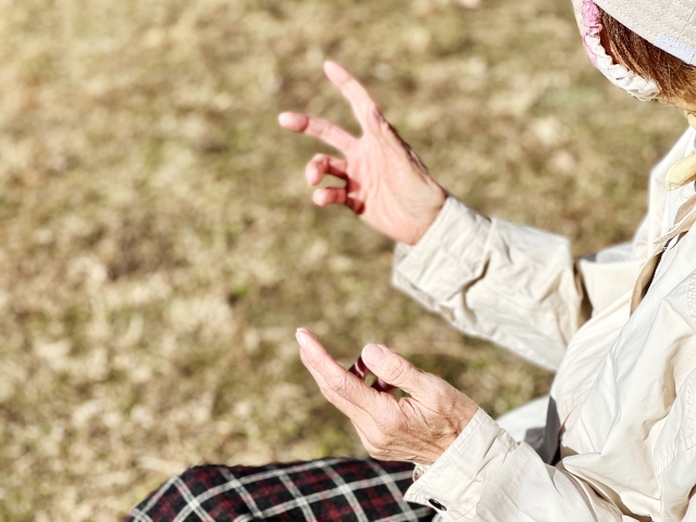 パーキンソン病の発症原因とは？初期症状や似ている病気もチェック