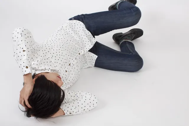 若年性パーキンソン病とは？主な症状と成人期にみられるものとの違い